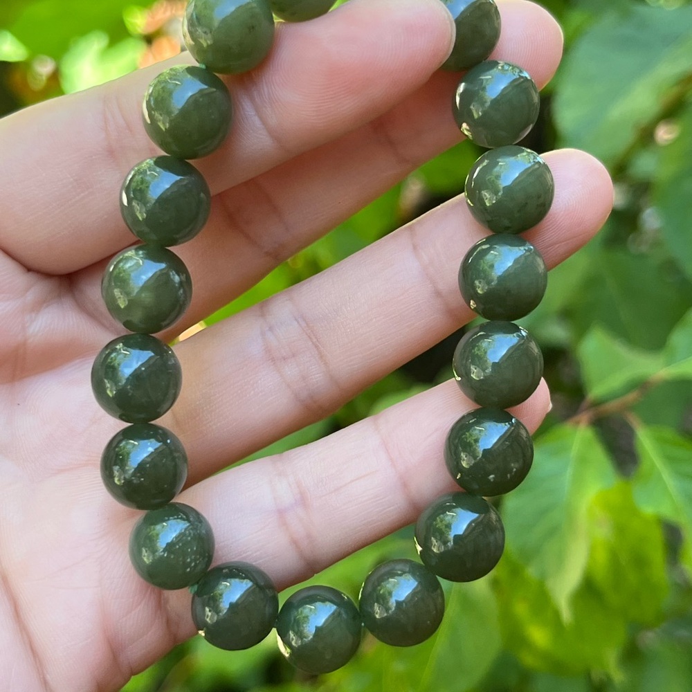 10.5mm stretchable green‎ jade bracelet - Picture 3 of 7